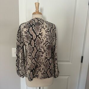 Alfani Snakeskin Print Blouse with balloon sleeves and a high neck high-end Med.